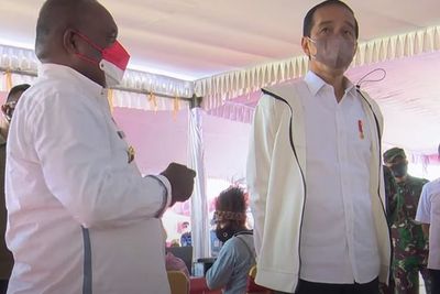 Mampir ke Merauke, Jokowi Janji akan Bangunkan Rumah Bagi Warga Suku Asmat