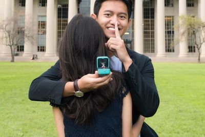 Momen Romantis CEO Ruangguru Belva Devara Lamar Kekasih di Depan Kampus MIT