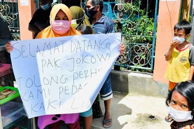Presiden Jokowi Hampiri Emak-emak Pedagang yang Bentangkan Spanduk di Sorong