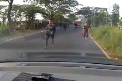 Duh! Sekumpulan Remaja di Madura Nekat Lari ke Tengah Jalan untuk Hadang Truk