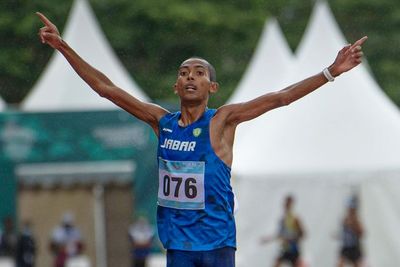 FOTO: Agus Prayogo Juara Lari 5.000 Meter PON Papua