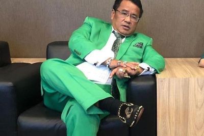 Respon Hotman Paris saat Foto Mesra Peluk Cewek di Kolam Renang Disebar Hotma Sitompul