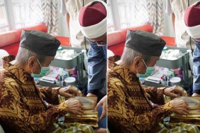 Kakek 96 Tahun Ini Khatam 130 Kali Pakai Alquran yang Lusuh, Kisahnya Begitu Inspiratif