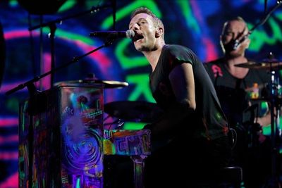 Usai BTS, Coldplay Ajak Selena Gomez untuk Proyek Lagu Baru