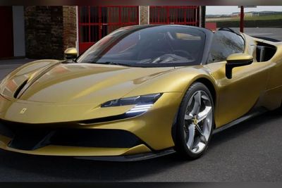 Zlatan Ibrahimovic Rayakan Ultahnya Sendiri dengan Beli Ferrari SF90 Stradale