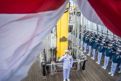 FOTO: Upacara HUT TNI Ke-76 di KRI Bima Suci