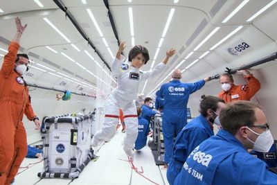 Boneka Barbie Astronot Ikut dalam Penerbangan Tanpa Gravitasi