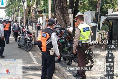 Petugas Gabungan Tertibkan Ojol yang Parkir di Trotoar