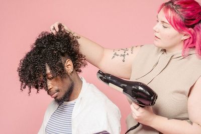 Ini Kesalahan-kesalahan yang Sering Dilakukan ketika Mengeringkan Rambut, Apa Saja Ya?
