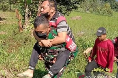 Momen Haru Anggota Babinsa Gendong Pria Lumpuh Demi Jemput Bansos BLT di Sumbar