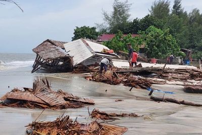 Diterjang Ombak Besar, Belasan Pondok di Objek Wisata Pantai Sialang Buah Roboh