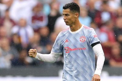 Pengakuan Gary Lineker: MU Selesaikan Transfer Ronaldo di Kebun Rumah Saya