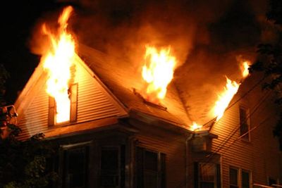 Stres Ditinggal Anak Istri, Pria di Batu Bara Nekat Bakar Rumah