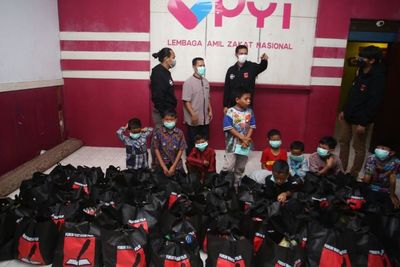 Forum Wartawan Polri Sebar Ratusan Paket Sembako ke Warga Terdampak Covid