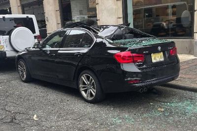 Ajaib! Pria Ini Masih Hidup Setelah Jatuh dari Gedung Lantai 9, Hancurkan Atap Mobil BMW