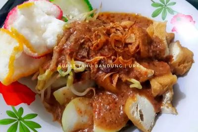 Cara Mudah Membuat Kupat Tahu Saus Kacang