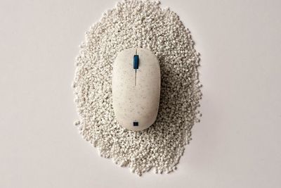 Microsoft Ciptakan Mouse yang Terbuat dari 20 Persen Sampah Plastik Daur Ulang