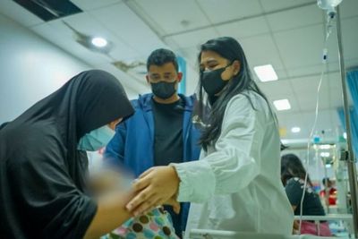Tak Kuasa Menahan Sedih, Kahiyang Ayu Menangis saat Jenguk Bayi Penderita Atresia Bilier