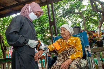 Lansia di Garut Akan Dihadiahi Beras 4,5 Kilogram Jika Mau Divaksin