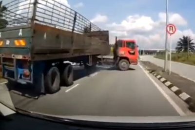 Buat Netizen Kesal! Mobil yang Lawan Arus Ini Akibatkan Truk Alami Kecelakaan Lalu Lintas