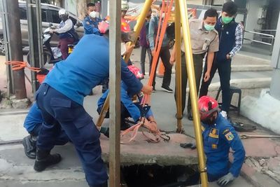 Salut! Petugas Damkar DKI Jakarta Terjun Masuk Selokan Demi Evakuasi Kartu ATM