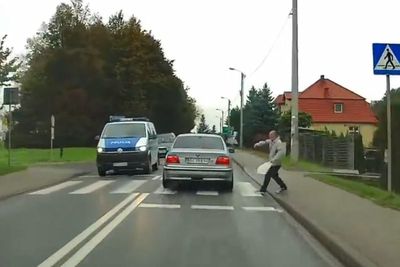 Pengendara Mobil BMW Ini Nyaris Tabrak Pejalan Kaki, Apesnya di Depan Ada Polisi!