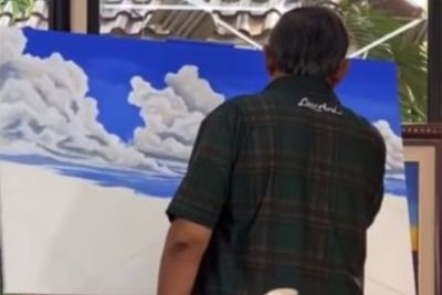 Video SBY saat Melukis Awan Jadi Sorotan, Ada Tulisan Love Ani di Kemeja yang Dipakainya