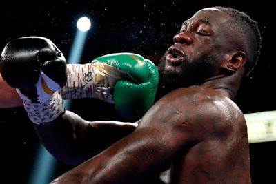 Deontay Wilder Dibawa ke Rumah Sakit Usai Dibikin KO Tyson Fury