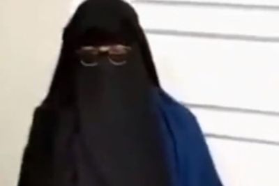 Heboh, Pria Bercadar Masuk Kamar Mandi Wanita dan Salat di Saf Perempuan di Masjid Jambi