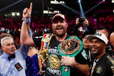 FOTO: Tinju Kelas Berat WBC, Tyson Fury Kalahkan Deontay Wilder