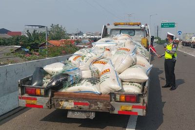 Viral! Pickup Beras Terguling di Tol Ancol, Ternyata Akibat Pecah Ban
