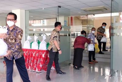 KBRI Bagikan Sembako ke Pekerja Migran Indonesia di Brunei