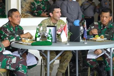 Momen Tentara Australia Disuguhkan Rawon Hingga Klepon saat Berkunjung ke Mabes TNI AD