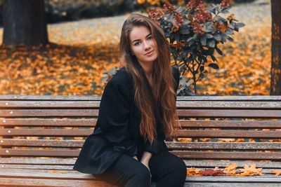 Tips Memilih Outfit Musim Gugur agar Penampilanmu Makin Cantik