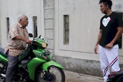 Kakek Tua yang Ditegur Baim Wong Ternyata Penjual Juz Amma, Bukan Pengemis