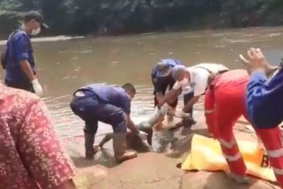 Tragis, Manusia Silver Tewas Mengambang di Kali Bayur Tangerang, Jasadnya Masih Silver
