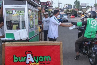 Kegiatan Berbagi Bubur Ayam Gratis di Depok, Berikut Foto-fotonya