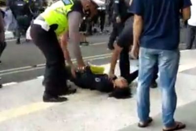 Mahasiswa Dibanting Polisi Sampai Menggelepar, Polisi Lain yang Baik Mencoba Menolong