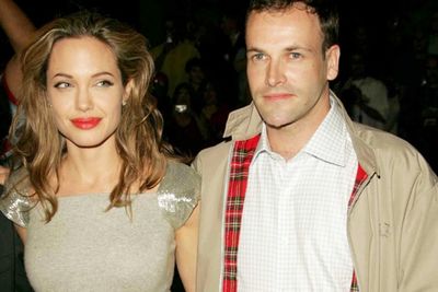 Angelina Jolie Reuni dengan Mantan Kekasihnya Jonny Lee Miller untuk Kencan Makan Malam