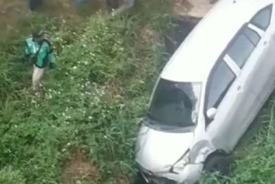 Viral! Mobil Masuk ke Parit di Depok, Ternyata Pelaku Tabrak Lari