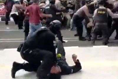 Viral Video Polisi Banting Mahasiswa Sampai Tak Bergerak saat Demo, Sempat Kejang
