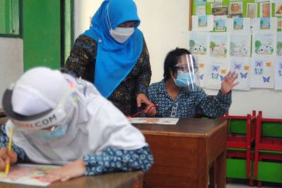 Sekolah Diminta Disiplin Prokes, Kemendikbudristek: Kita Belum Merdeka dari COVID-19