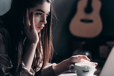 4 Zodiak yang Selalu Merasa Gelisah, Gak Bisa Diam