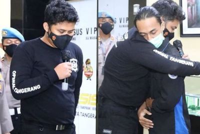 Foto Polisi Arogan Peluk Mahasiswa yang Dibanting Tuai Sorotan, Ditahan Usai Minta Maaf