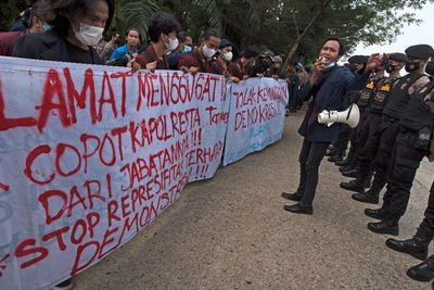 Protes Kekerasan Aparat Terhadap Demonstran, Ini Foto-fotonya