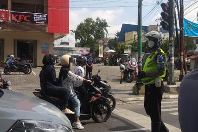 Aturan Baru Dilarang Ngobrol Saat Bermotor Atau Denda Rp 750 Ribu, Pengendara Wajib Tau