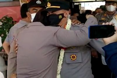 Kapolsek Percut AKP Jan Piter Menangis Usai Dicopot, Peluk Rekannya: Maafkan Salahku, Kak