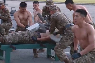 Tentara Korut Unjuk Gigi Beladiri, Hancurkan Batu Pakai Kepala & Tidur di Pecahan Kaca