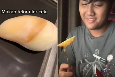 Viral Cowok Makan Telur Ular di Dadar, Awalnya Ragu Ujung-ujungnya Muntah