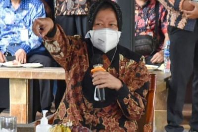 Mensos Risma Jelaskan ke Mahasiswa Soal Dugaan Kades Jadi Supplier Penyaluran Bansos